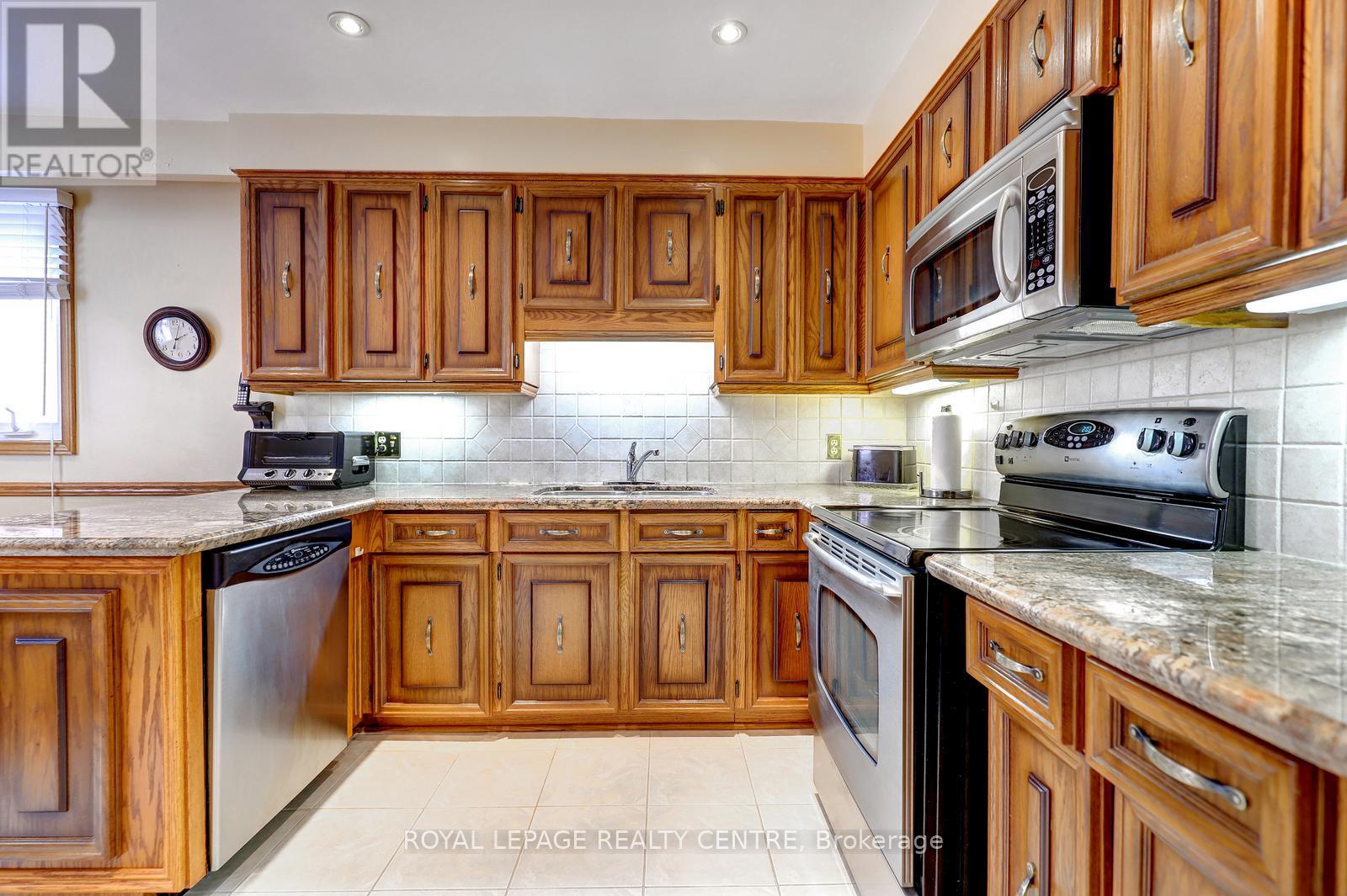 2405 Rosemary Drive, Mississauga, Ontario  L5C 1X1 - Photo 12 - W13827466