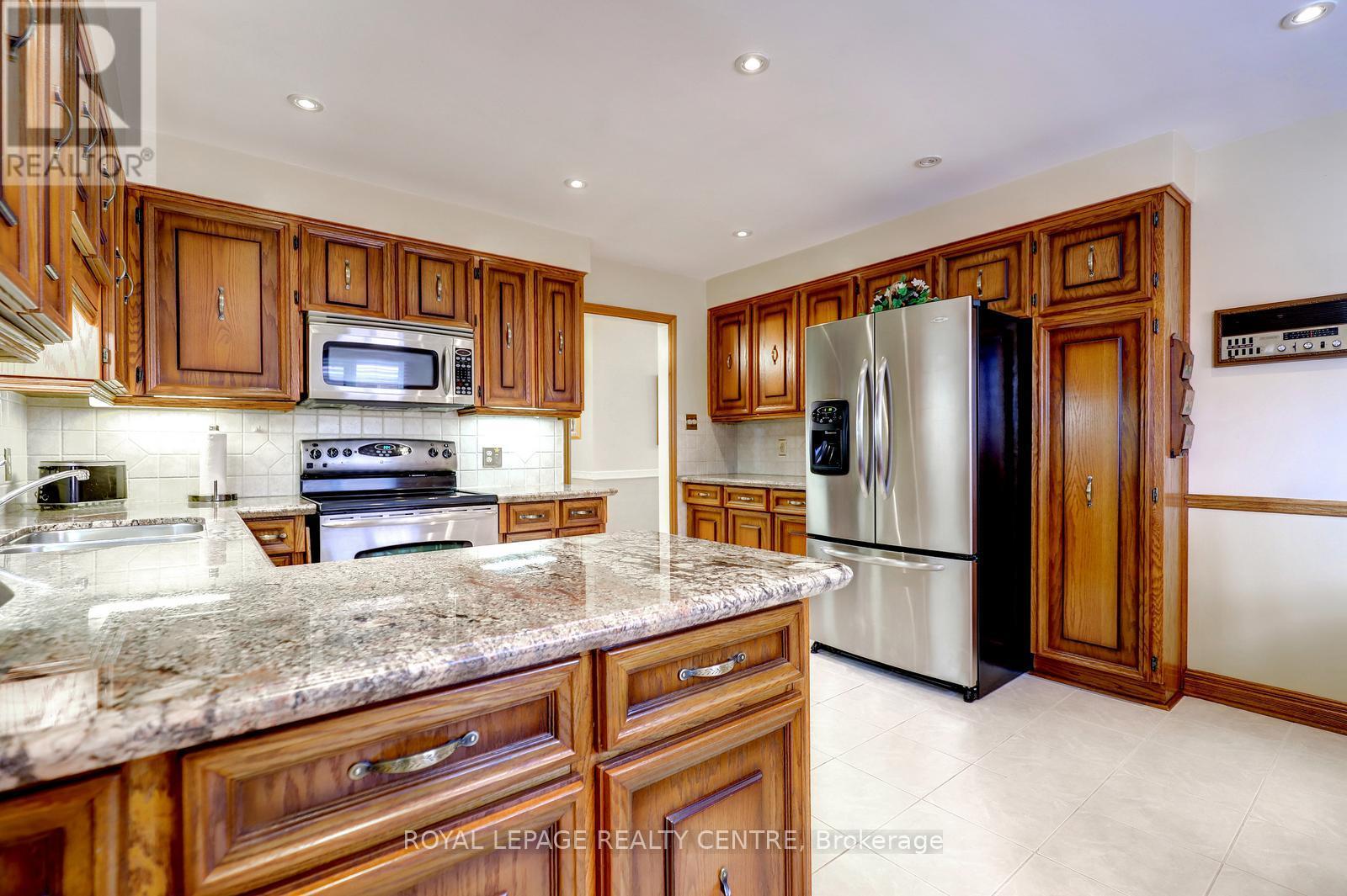 2405 Rosemary Drive, Mississauga, Ontario  L5C 1X1 - Photo 14 - W13827466