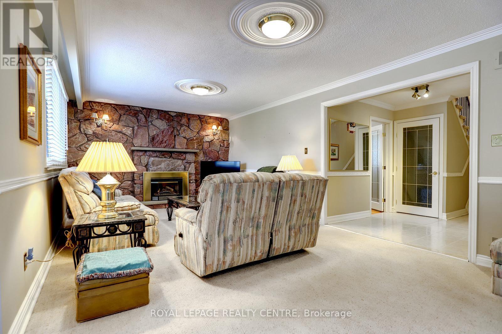 2405 Rosemary Drive, Mississauga, Ontario  L5C 1X1 - Photo 19 - W13827466