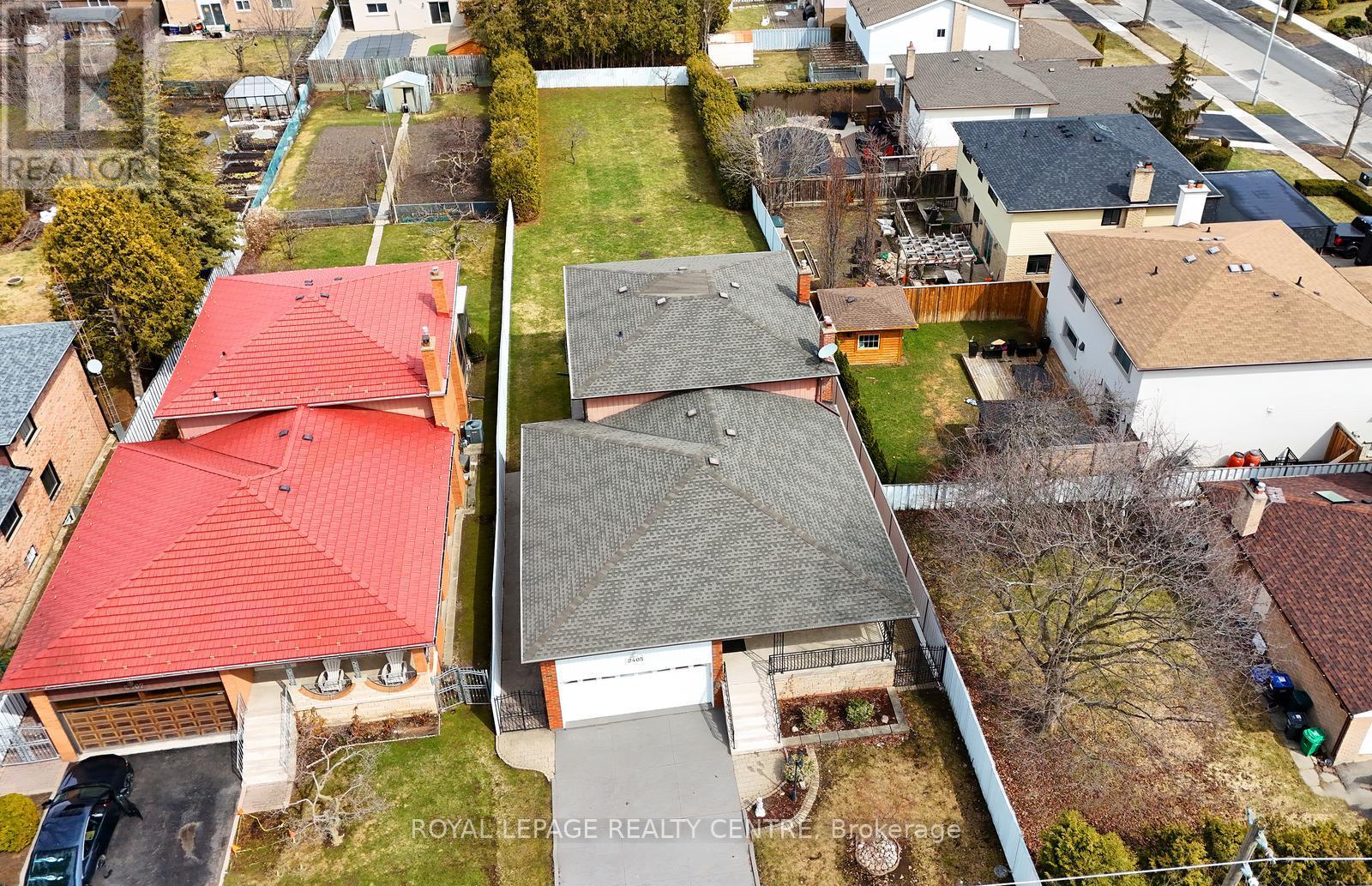 2405 Rosemary Drive, Mississauga, Ontario  L5C 1X1 - Photo 2 - W13827466