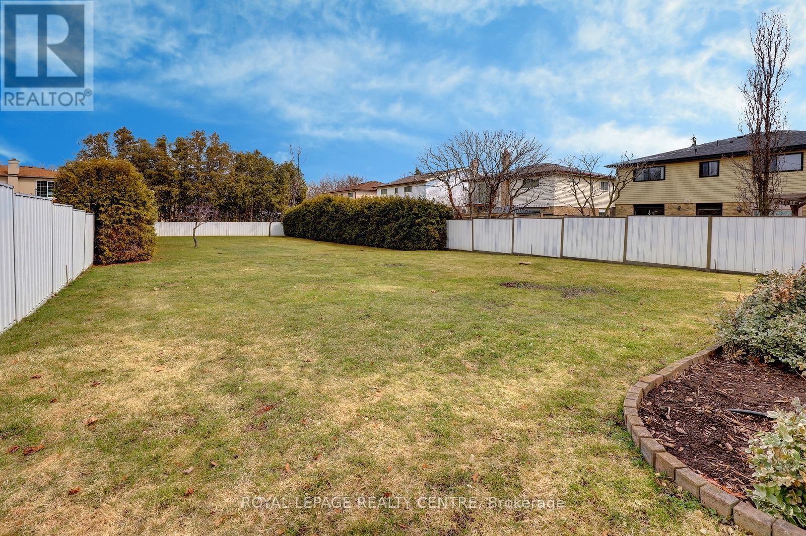 2405 Rosemary Drive, Mississauga, Ontario  L5C 1X1 - Photo 43 - W13827466