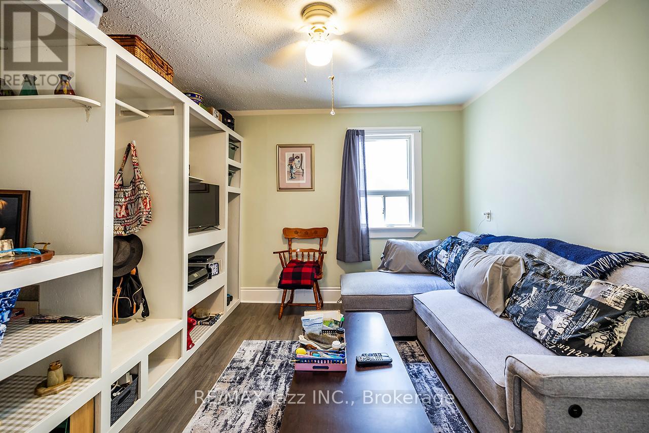 162 College Avenue, Oshawa, Ontario  L1J 1R4 - Photo 11 - E13827816