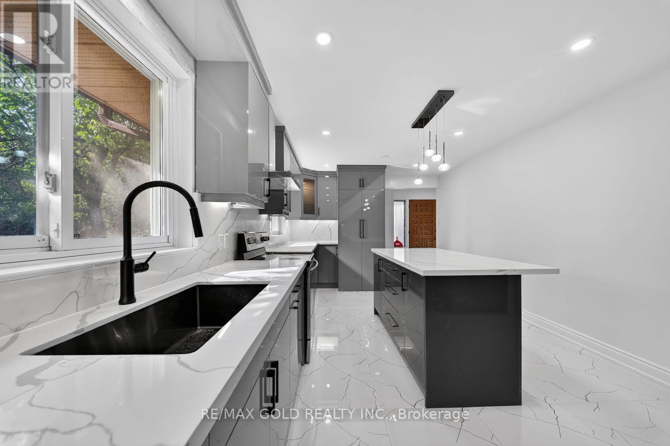 7 Larchmere Avenue, Toronto, Ontario M9L 2N2 - Photo 6 - W13827542
