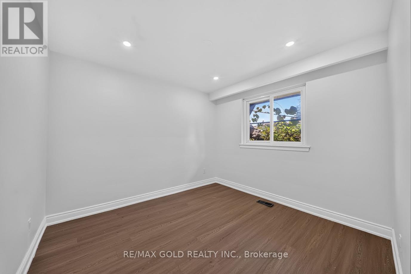 7 Larchmere Avenue, Toronto, Ontario M9L 2N2 - Photo 9 - W13827542