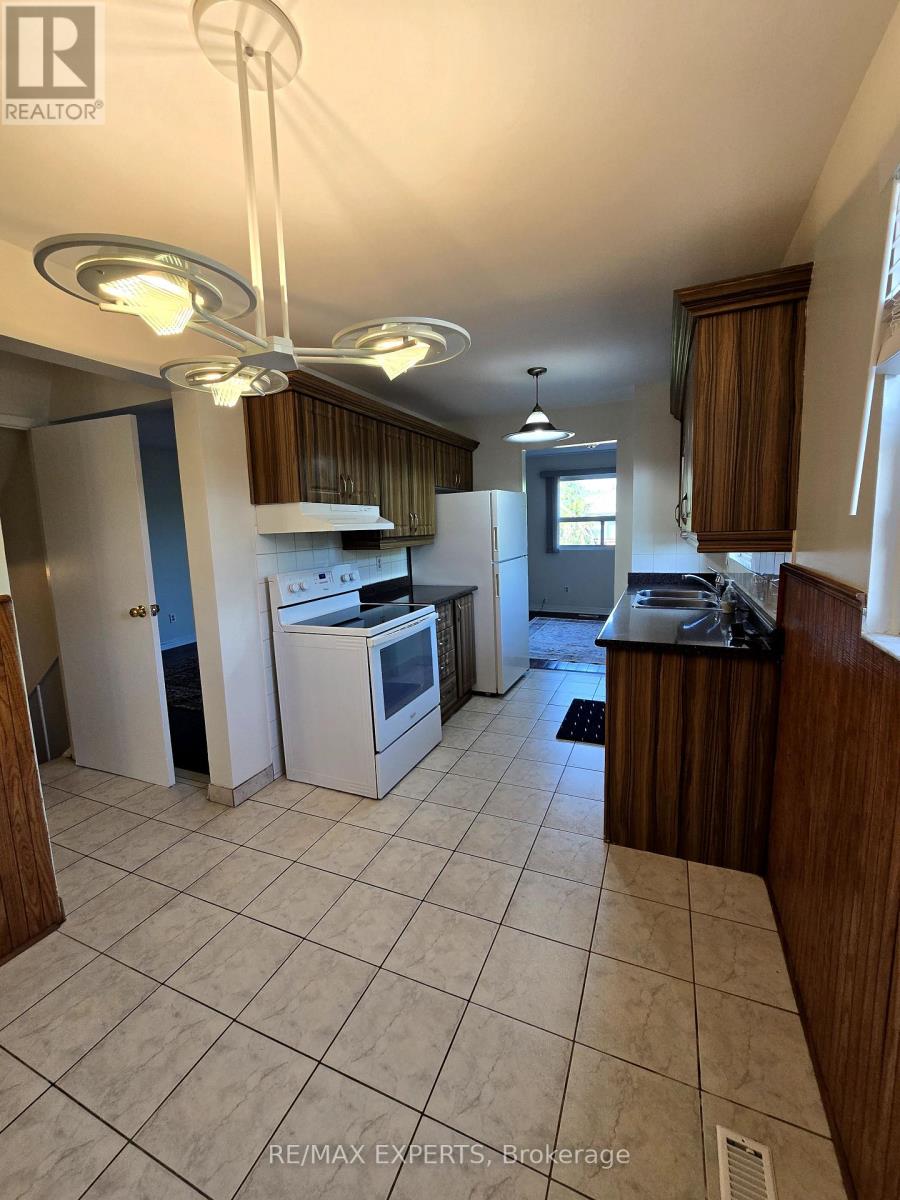 5 Rawling Crescent, Brampton (Heart Lake), Ontario  L6E 1N7 - Photo 2 - W13827622