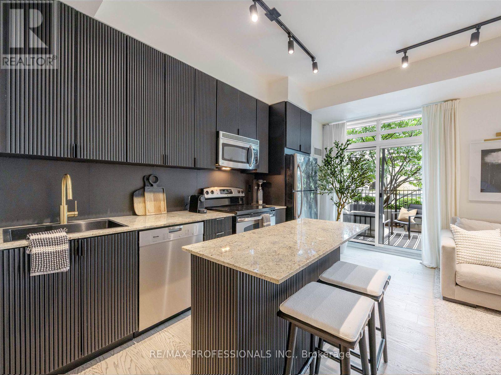 402 - 155 Legion Road N, Toronto, Ontario  M8Y 0A7 - Photo 2 - W13827660