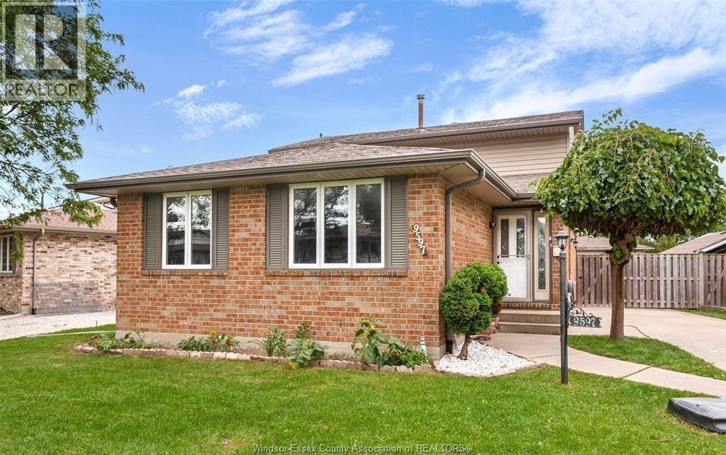 MLS# 26023581: 9597 AVERY LANE Unit# UPPER, Windsor, Canada