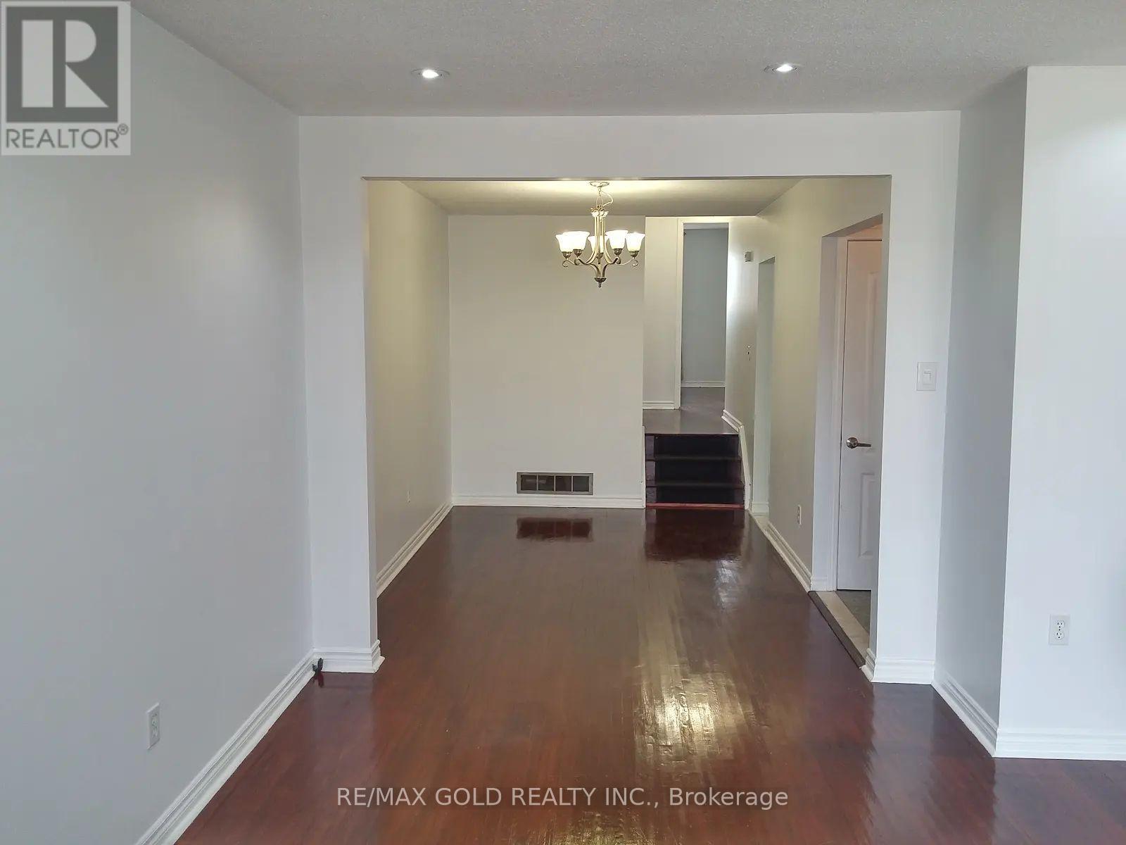 Upper - 7 Forsythia Road, Brampton, Ontario  L6T 2G2 - Photo 3 - W13755564