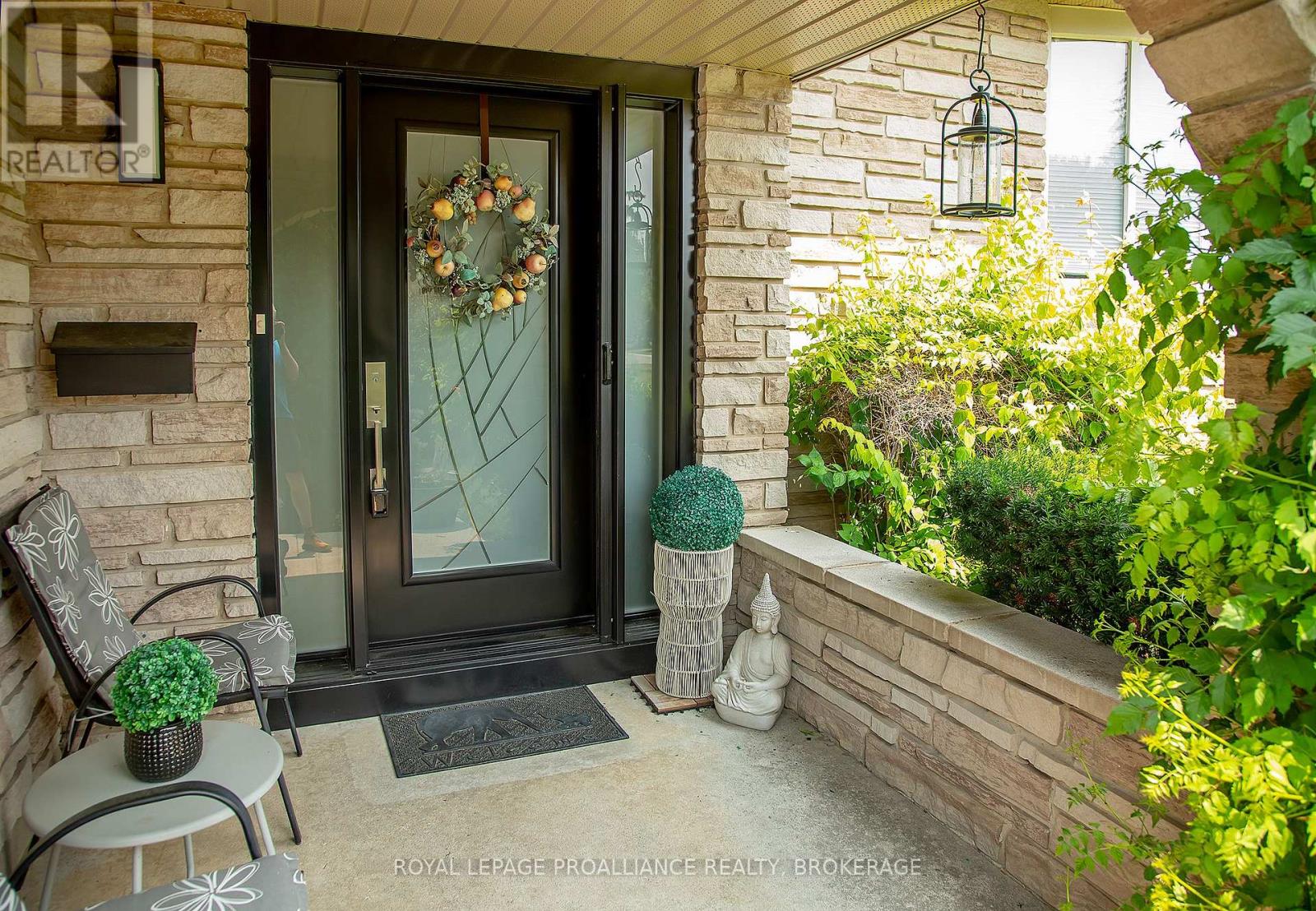 717 Laidlaw Crescent, Kingston, Ontario  K7M 5M3 - Photo 2 - X13827886