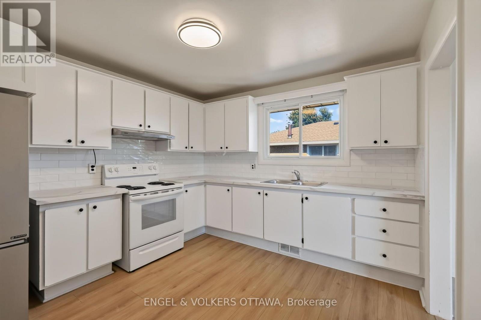 B - 1132 Clyde Avenue, Ottawa, Ontario  K2C 1Y2 - Photo 2 - X13827934