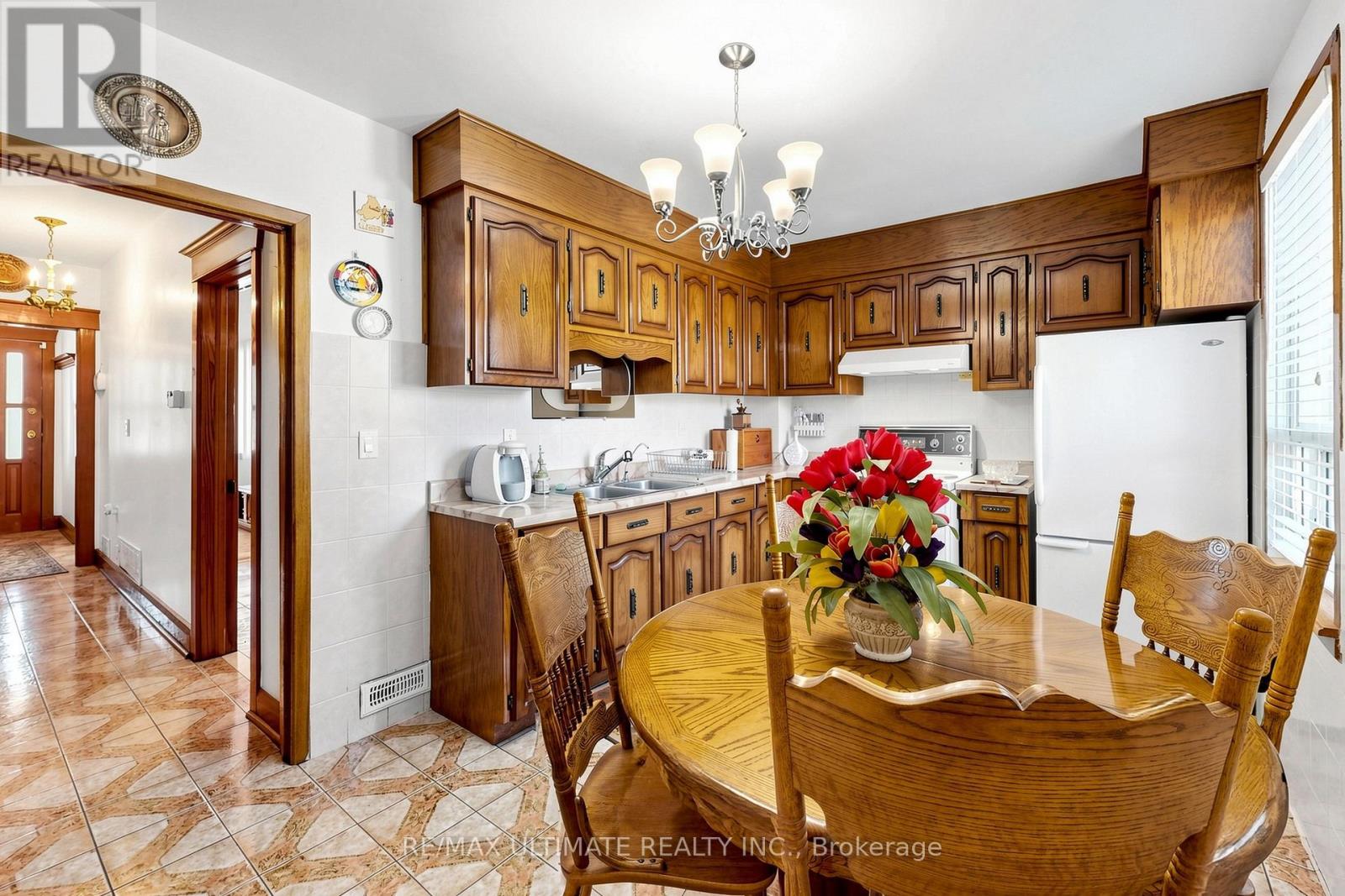 494 Oakwood Avenue W, Toronto, Ontario  M6E 2W7 - Photo 11 - C13827912