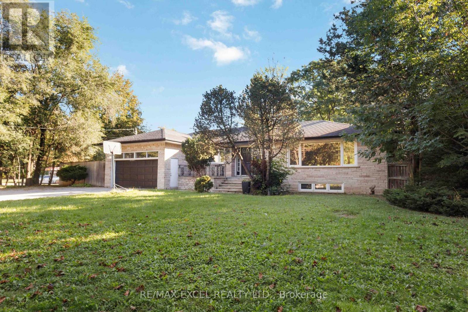 20 Oxbow Road, Toronto, Ontario  M3B 2A2 - Photo 2 - C13828078