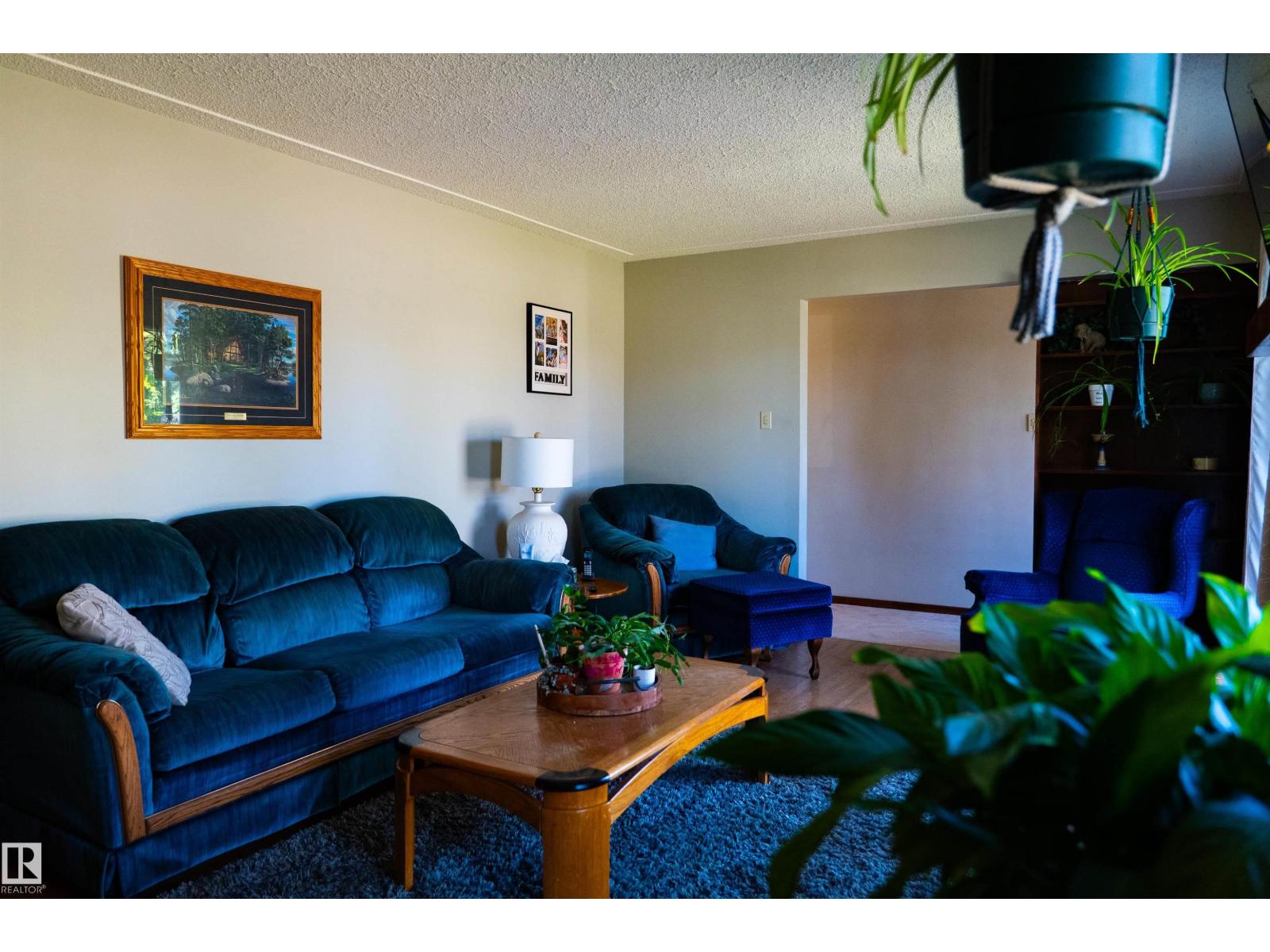 11119 137 AV NW