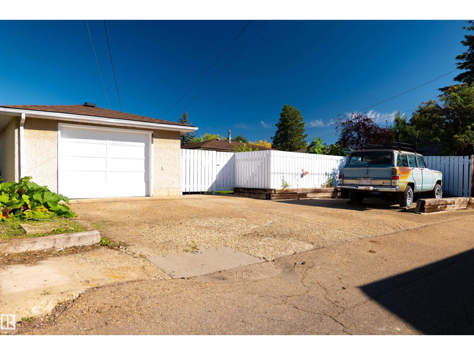 11119 137 AV NW