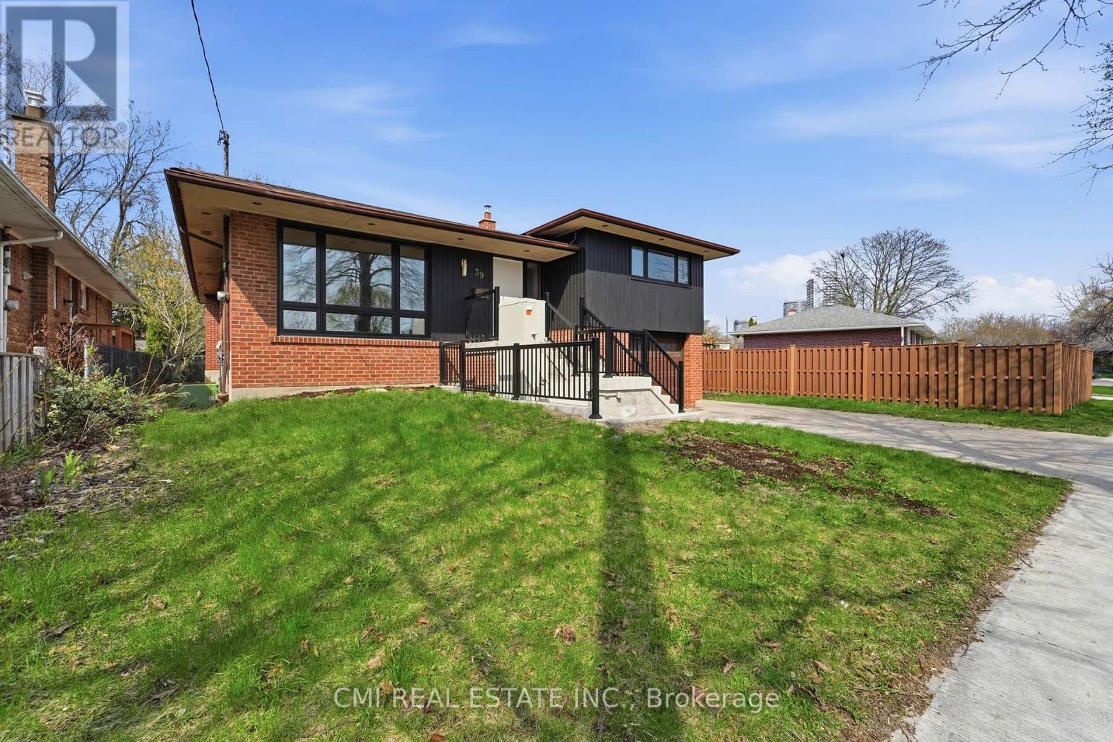 39 Earlton Road, Toronto, Ontario  M1T 2R4 - Photo 4 - E13827928
