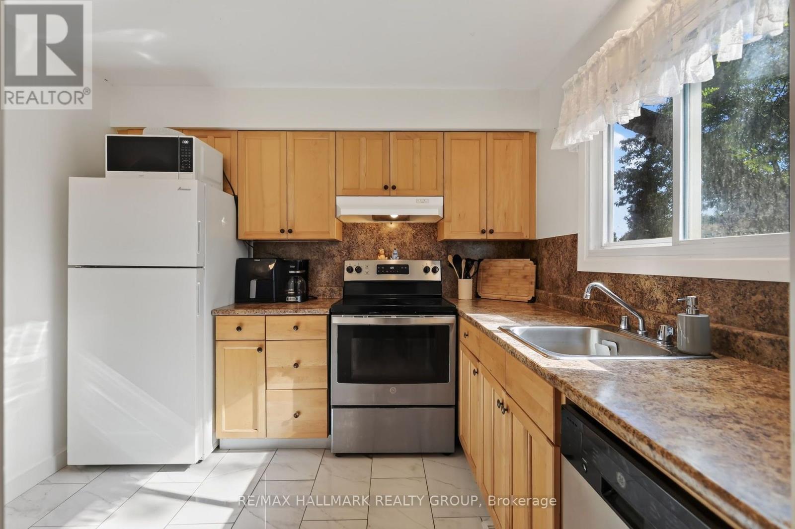 6156 Brookside Lane, Ottawa, Ontario  K1C 2K7 - Photo 3 - X13828192