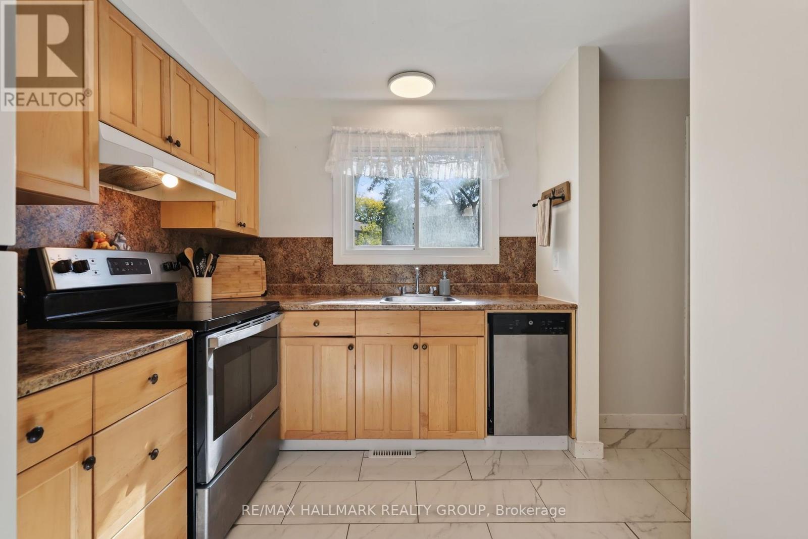 6156 Brookside Lane, Ottawa, Ontario  K1C 2K7 - Photo 6 - X13828192