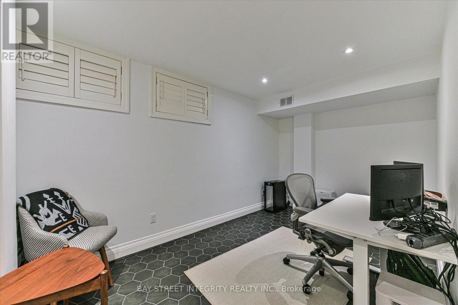 354 Old Orchard Grove, Toronto, Ontario  M5M 2E9 - Photo 36 - C13828378