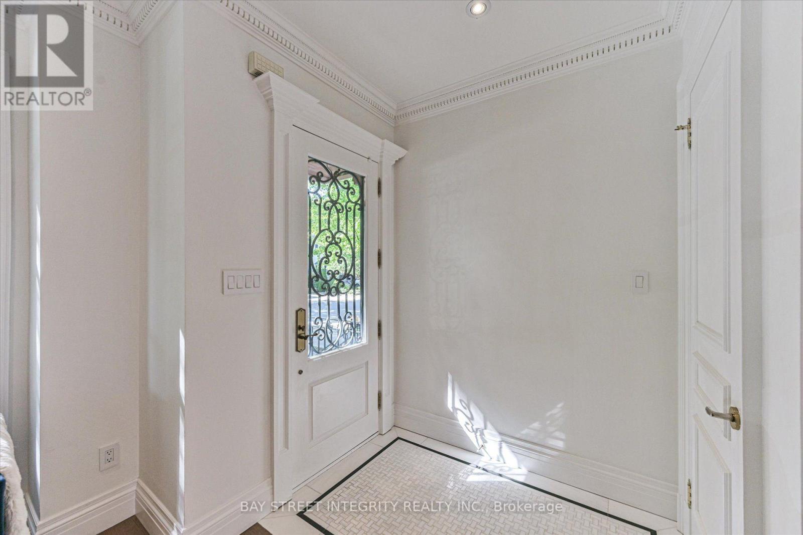 354 Old Orchard Grove, Toronto, Ontario  M5M 2E9 - Photo 4 - C13828378