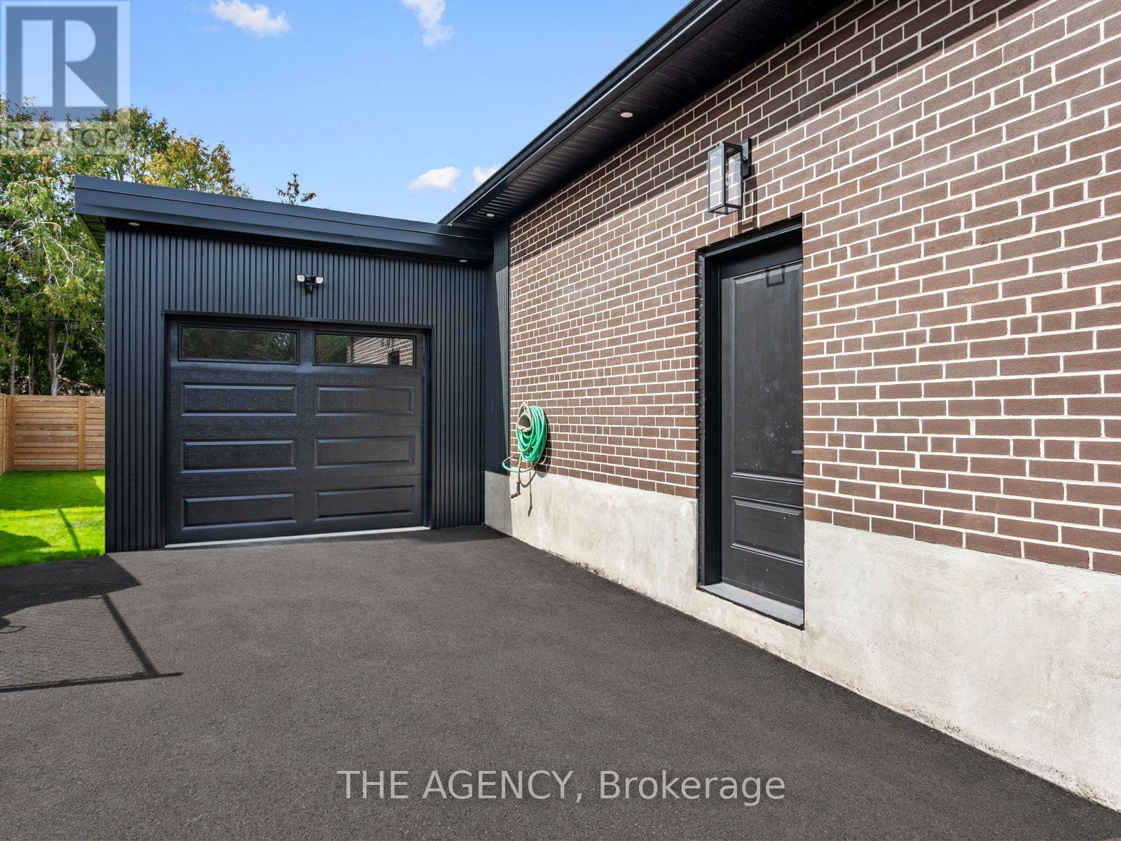 26 Webster Drive, Aurora, Ontario  L4G 2A5 - Photo 3 - N13828114