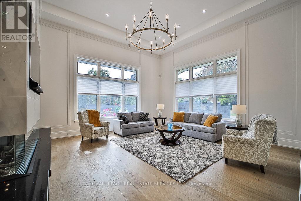 1301 Twin Oaks Dell, Mississauga, Ontario  L5H 3J9 - Photo 3 - W13828284