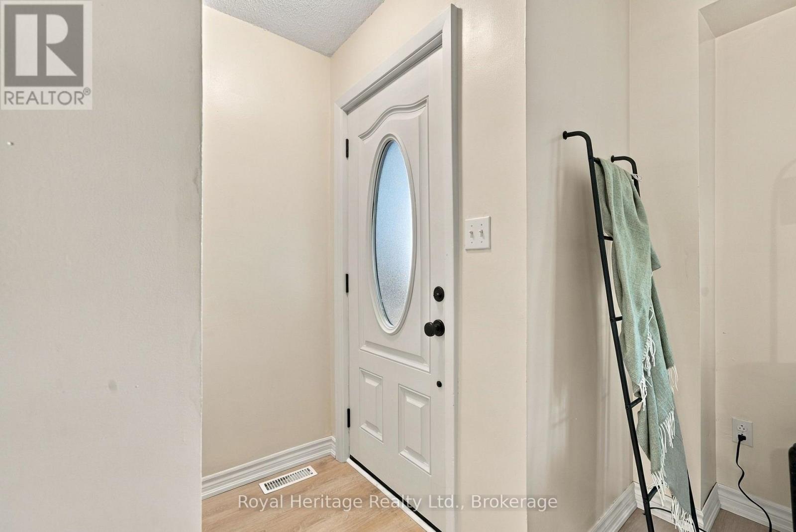 814 Cavan Court, Oshawa, Ontario  L1J 7B8 - Photo 3 - E13828444