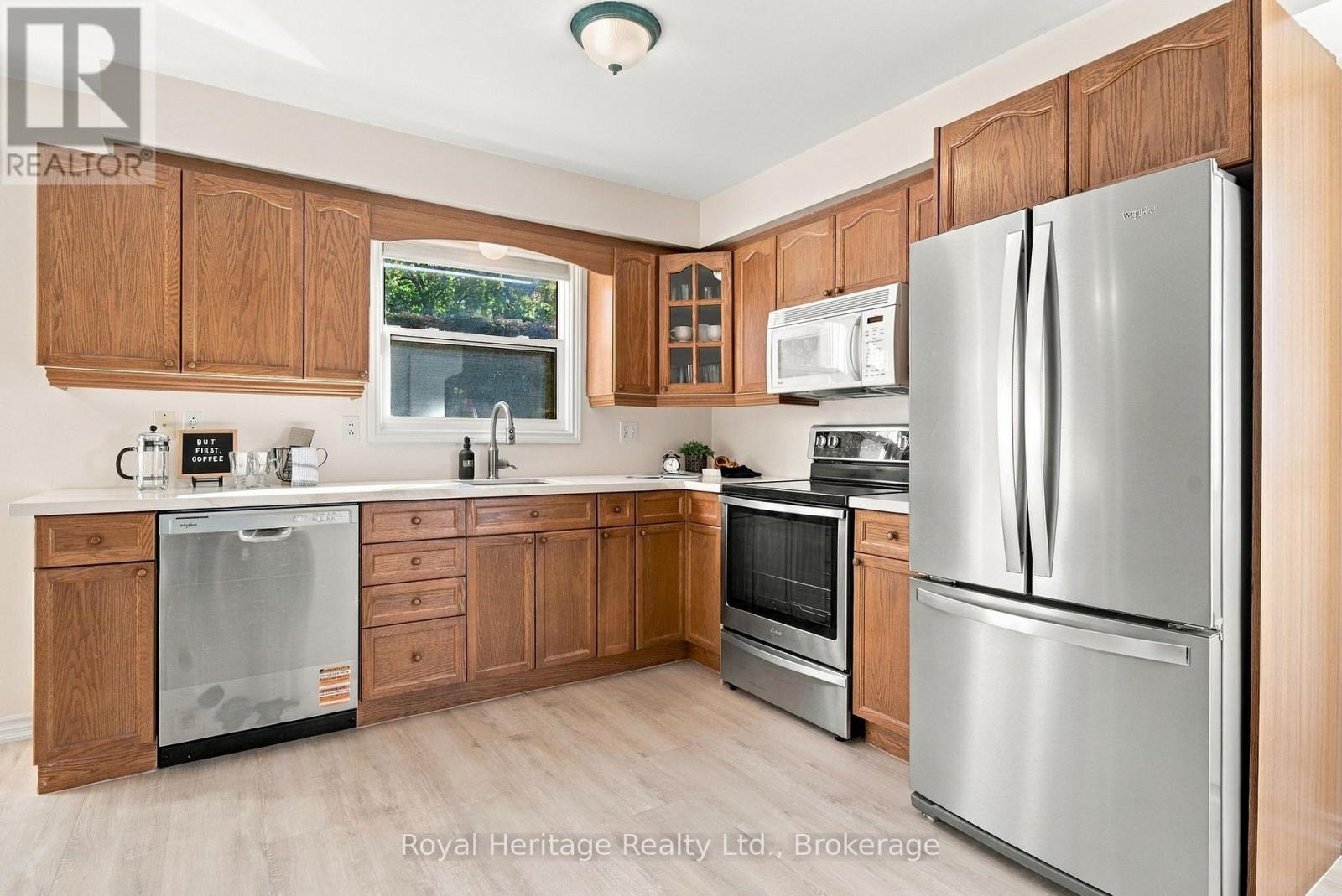 814 Cavan Court, Oshawa, Ontario  L1J 7B8 - Photo 4 - E13828444