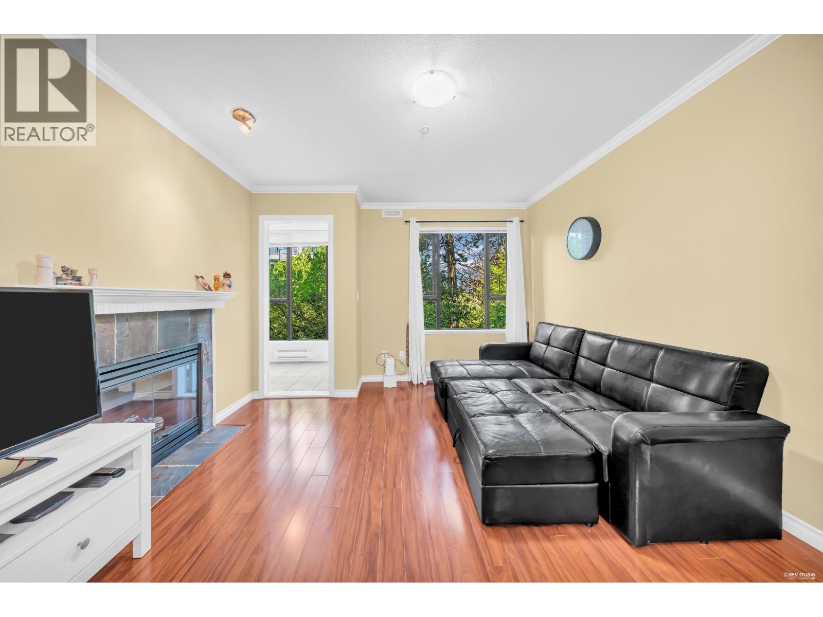 210 175 E 10th Street, North Vancouver, British Columbia  V7L 4W1 - Photo 3 - R3148179