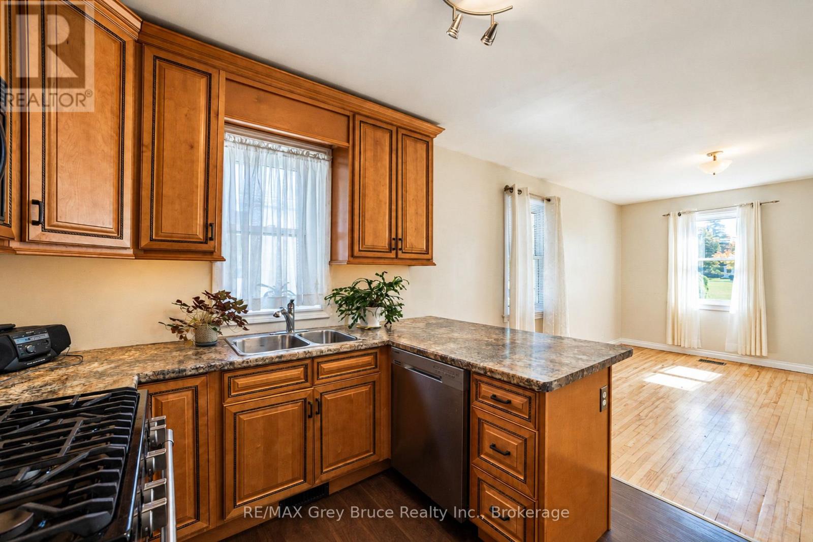 740 5th Street E, Owen Sound, Ontario  N4K 1E5 - Photo 8 - X13828476