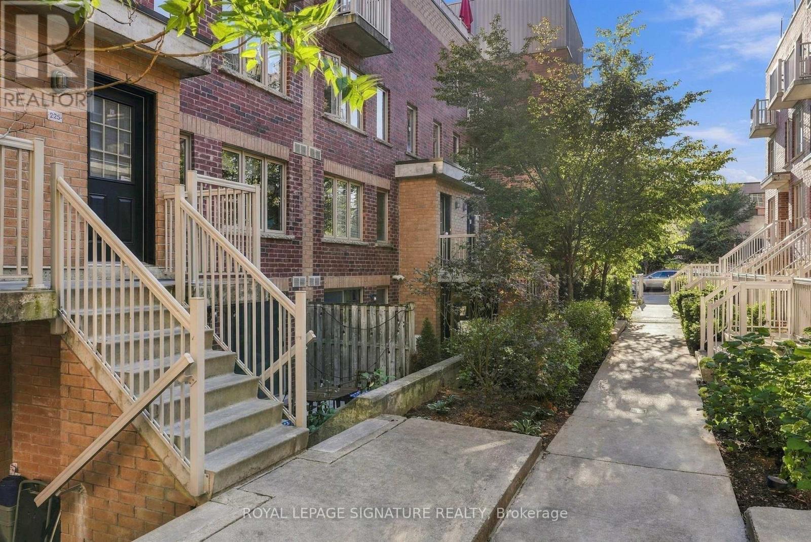 225 - 11 Ruttan Street, Toronto, Ontario  M6P 0A1 - Photo 3 - C13828422