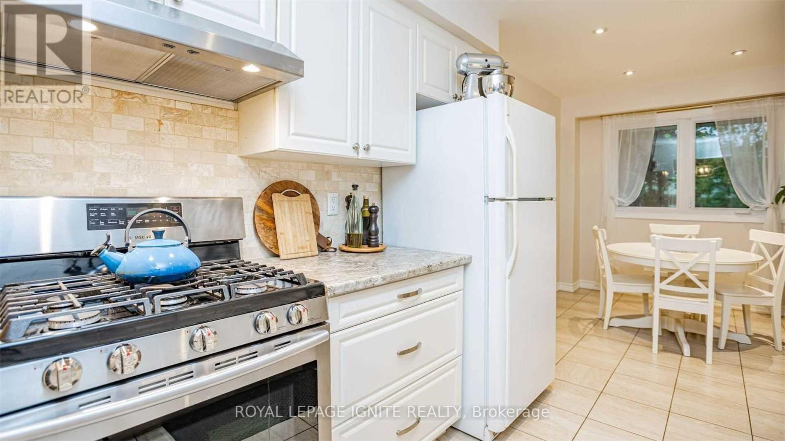 563 Berwick Crescent, Oshawa, Ontario L1J 3E6 - Photo 5 - E13828432