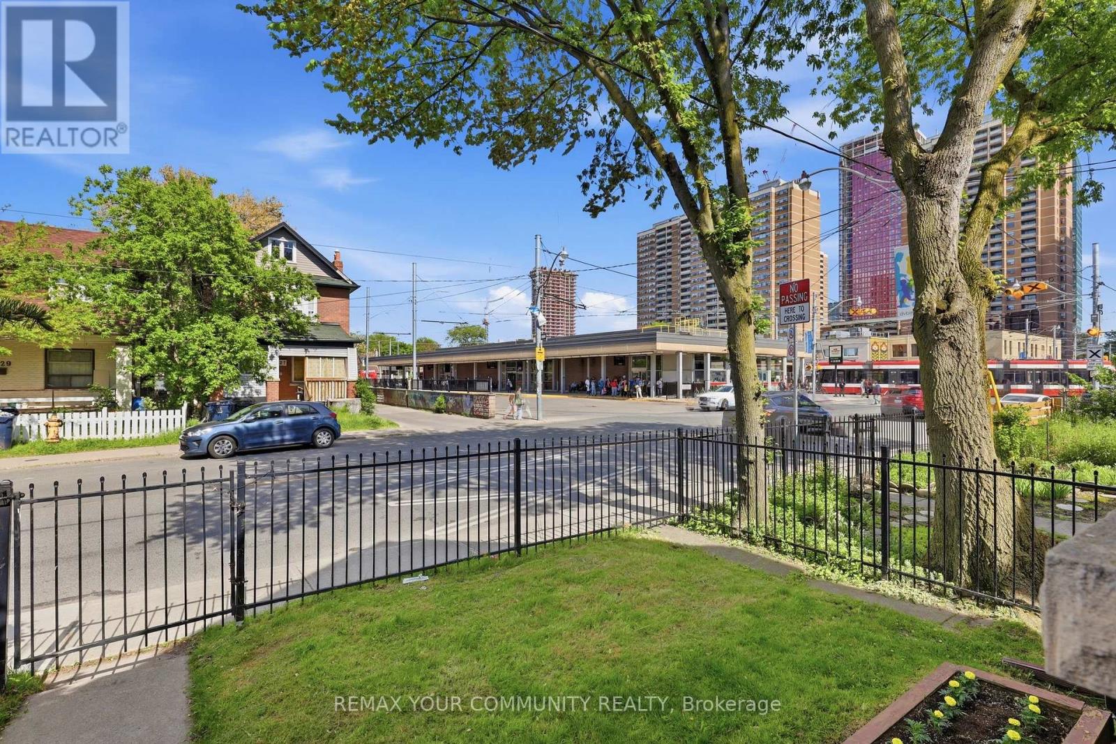 330 Main Street, Toronto, Ontario  M4C 4X7 - Photo 3 - E13828516