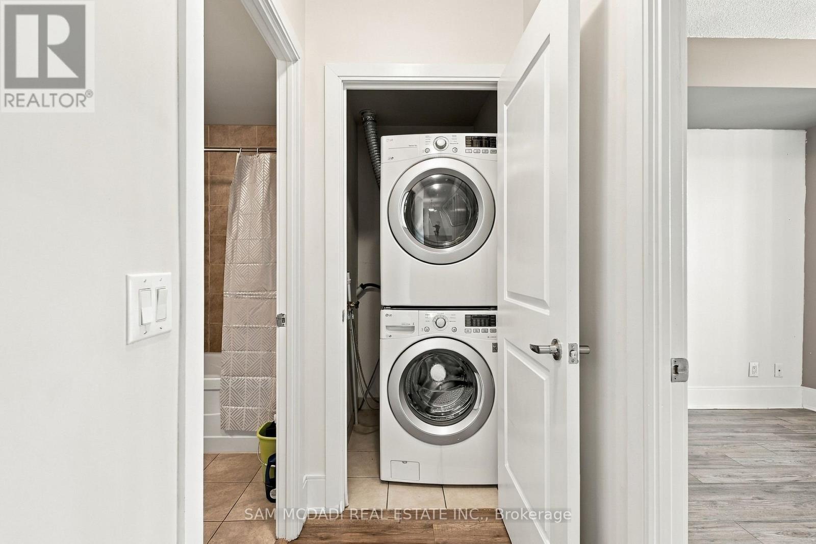 1905 - 330 Burnhamthorpe Road W, Mississauga, Ontario  L5B 0E1 - Photo 11 - W13821530