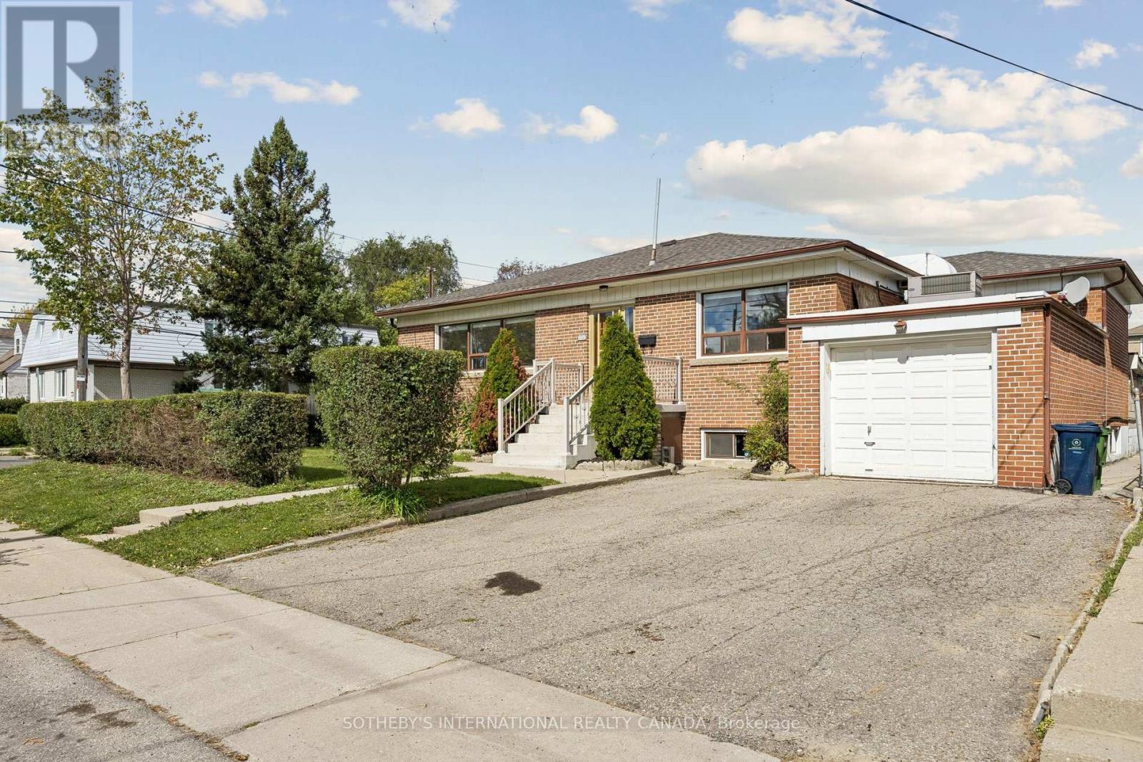 120 RANEE AVENUE, Toronto, Ontario