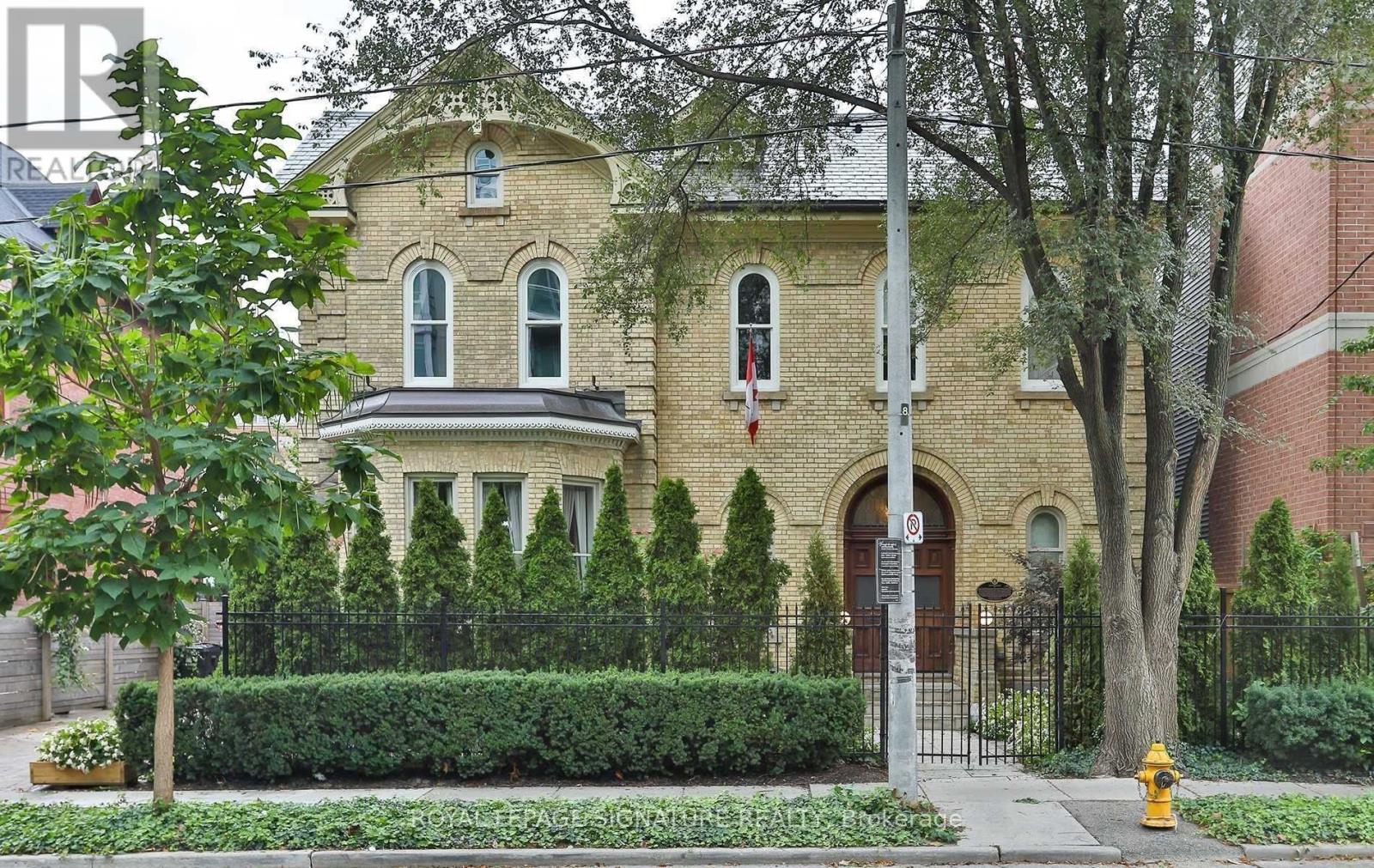 4 WELLESLEY PLACE, Toronto, Ontario
