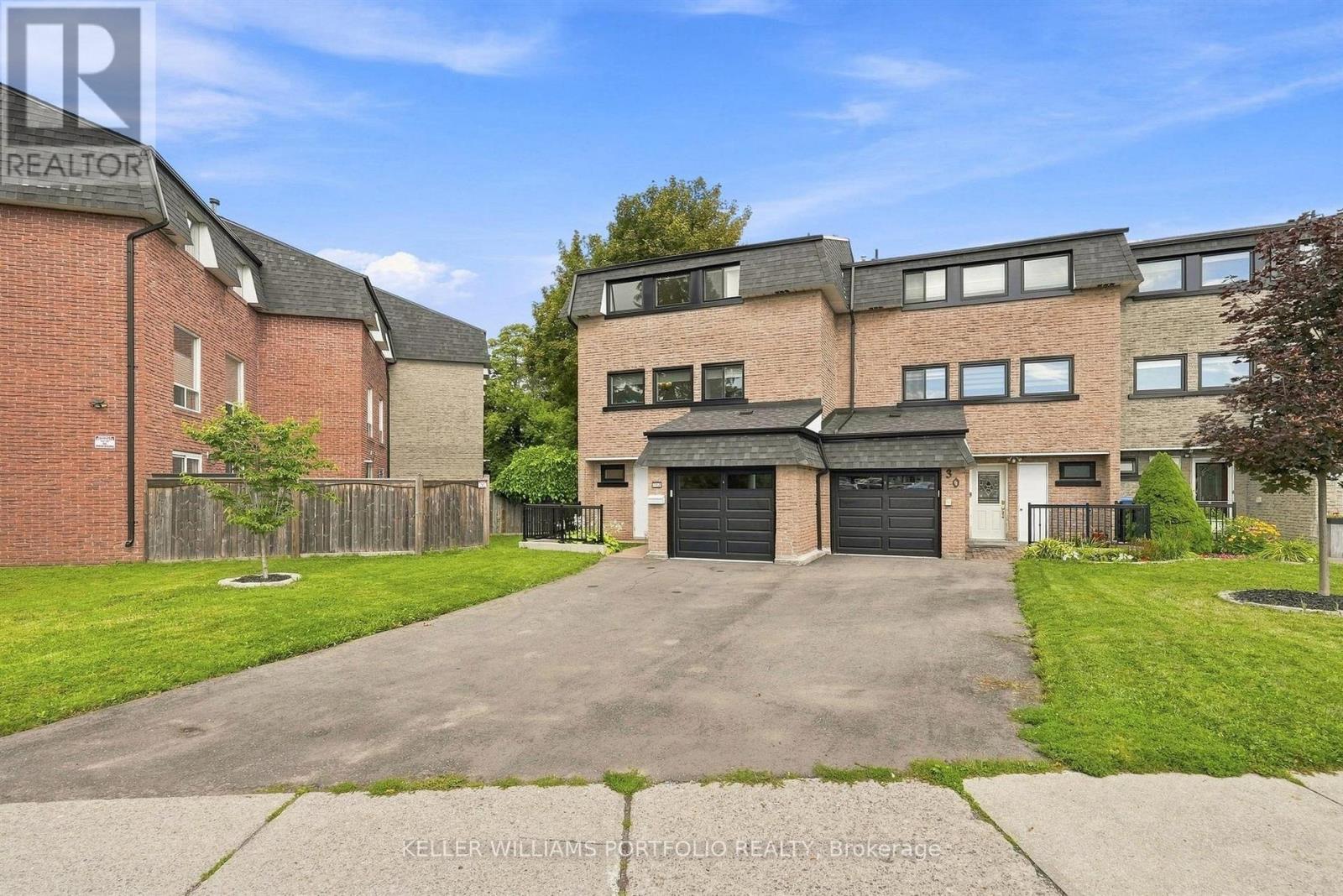 32 Henderson Drive, Aurora, Ontario  L4G 3L2 - Photo 2 - N13828688