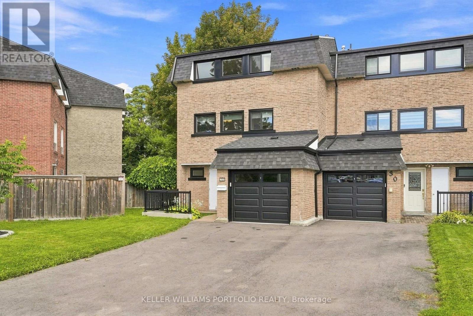 32 Henderson Drive, Aurora, Ontario  L4G 3L2 - Photo 3 - N13828688