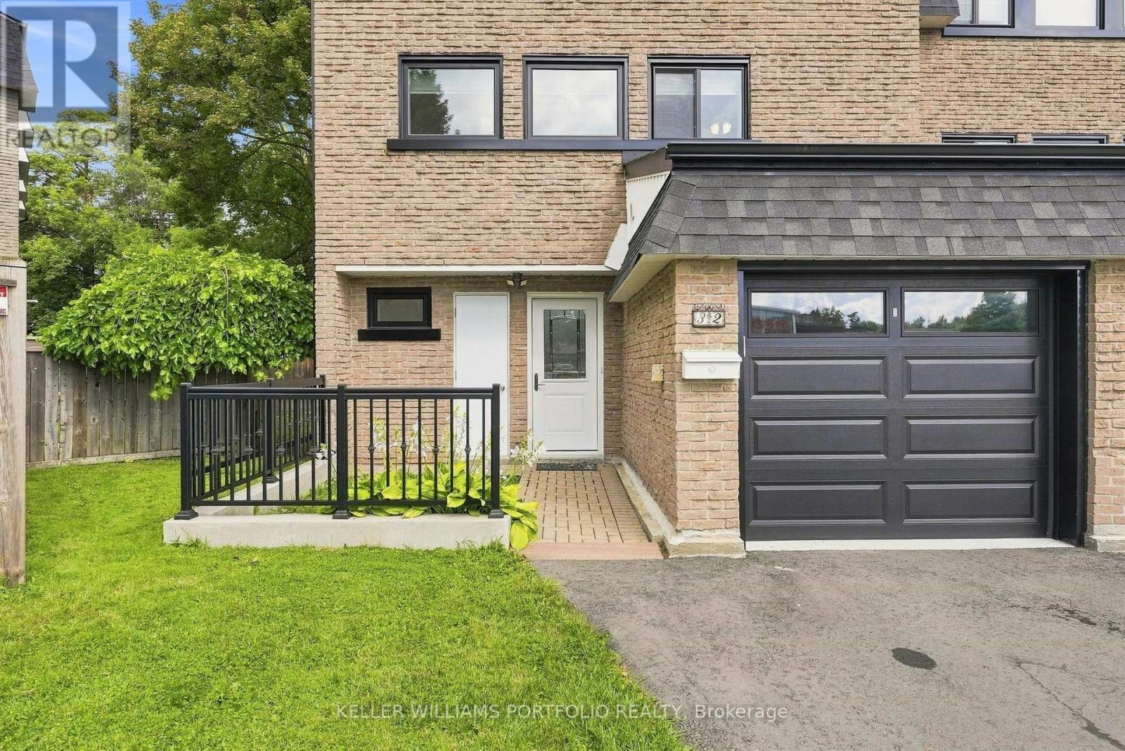 32 Henderson Drive, Aurora, Ontario  L4G 3L2 - Photo 4 - N13828688