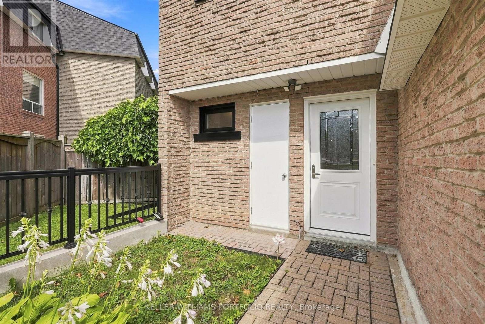 32 Henderson Drive, Aurora, Ontario  L4G 3L2 - Photo 5 - N13828688
