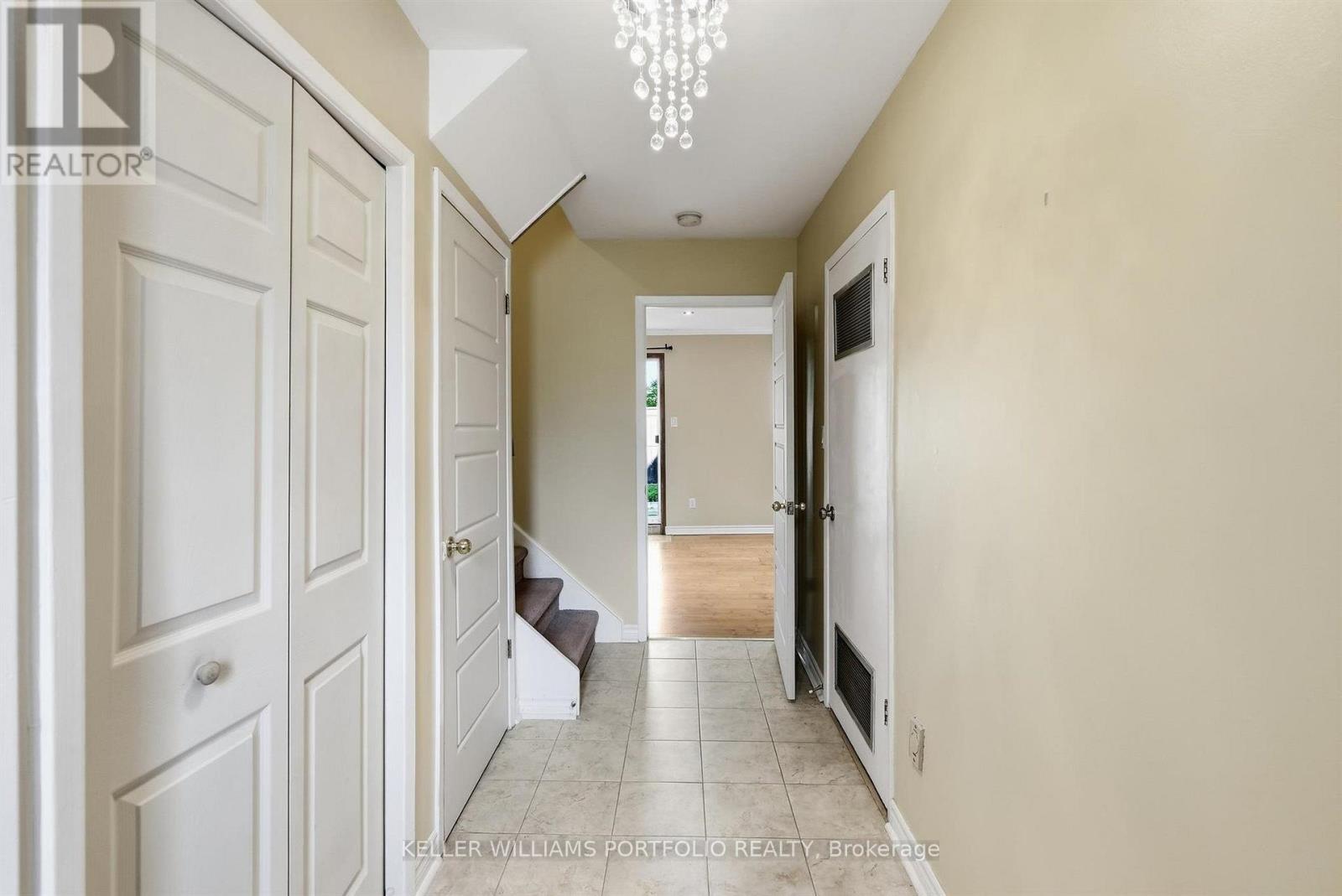 32 Henderson Drive, Aurora, Ontario  L4G 3L2 - Photo 6 - N13828688