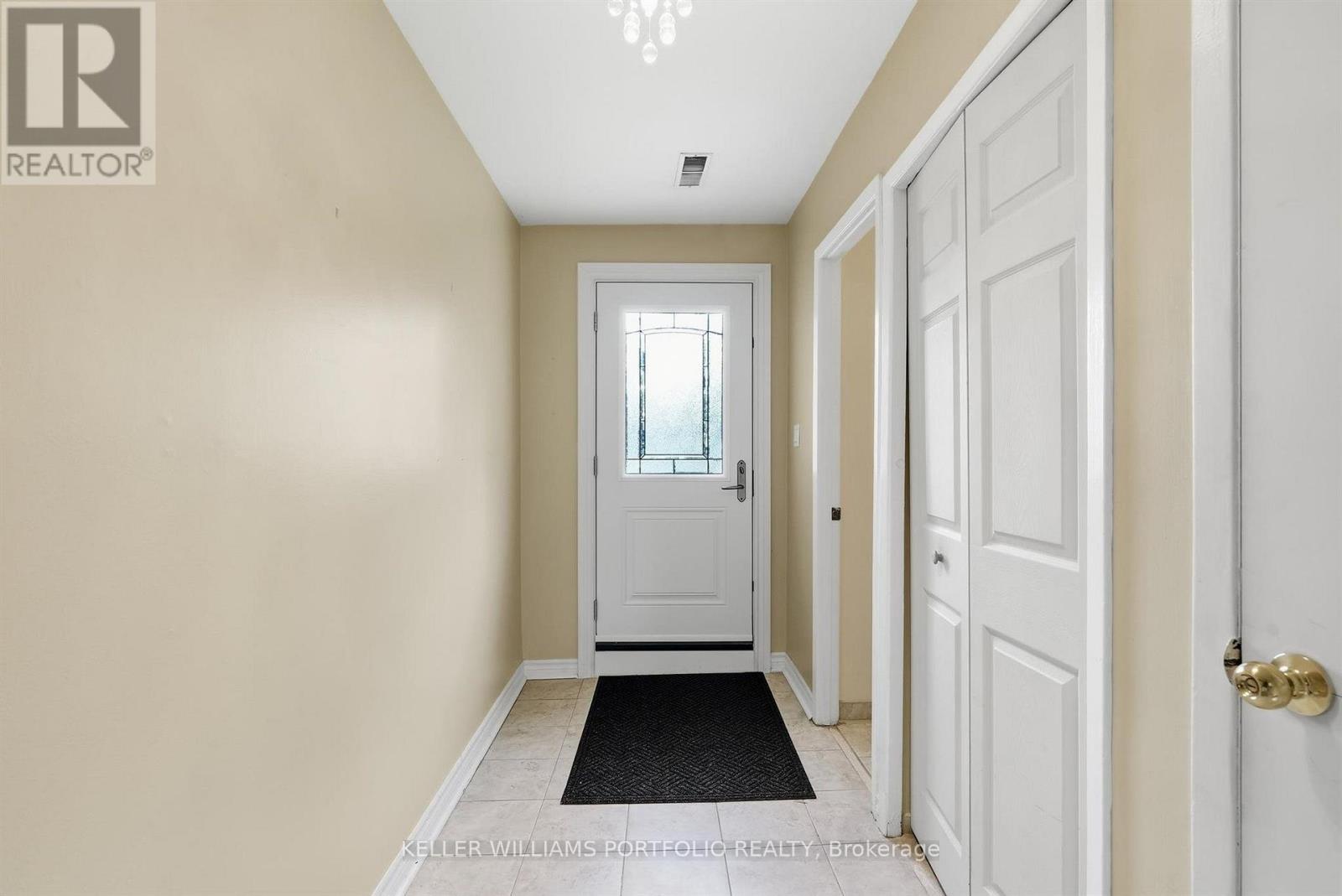 32 Henderson Drive, Aurora, Ontario  L4G 3L2 - Photo 7 - N13828688