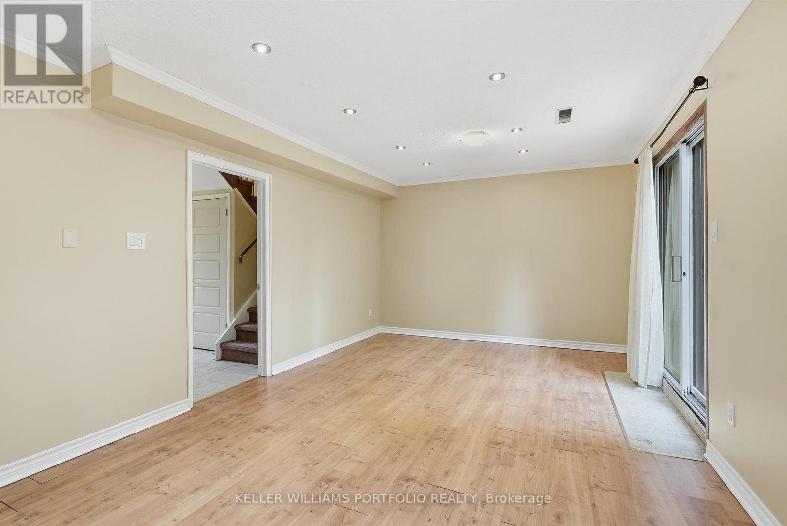32 Henderson Drive, Aurora, Ontario  L4G 3L2 - Photo 9 - N13828688