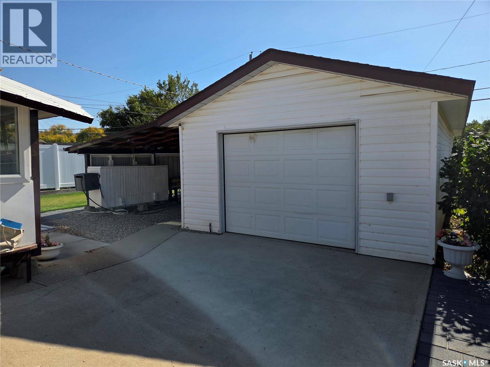 817 Stadacona Street E, Moose Jaw, Saskatchewan  S6H 0K5 - Photo 3 - SK049543