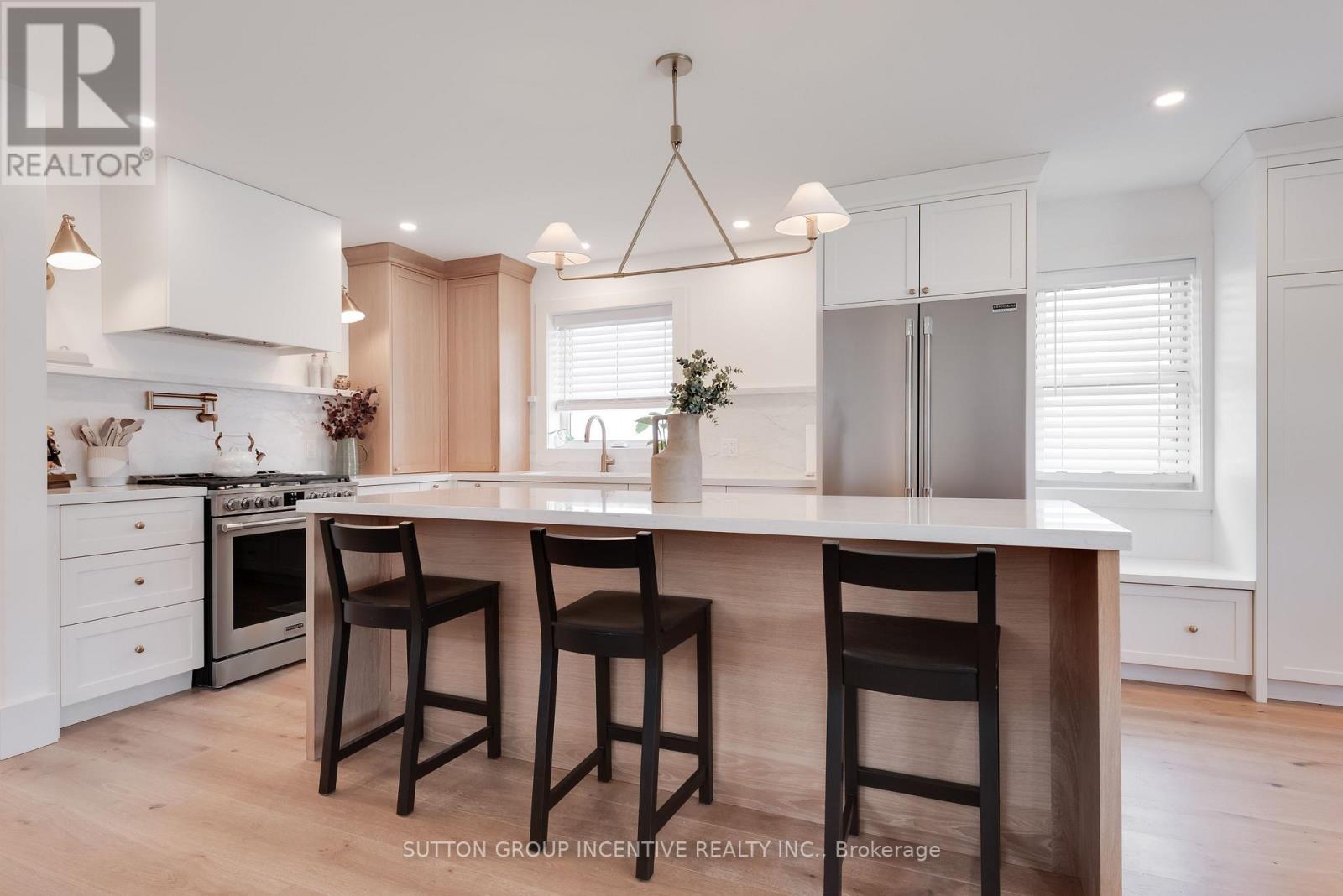 16 ROBINDALE AVENUE, Toronto, Ontario