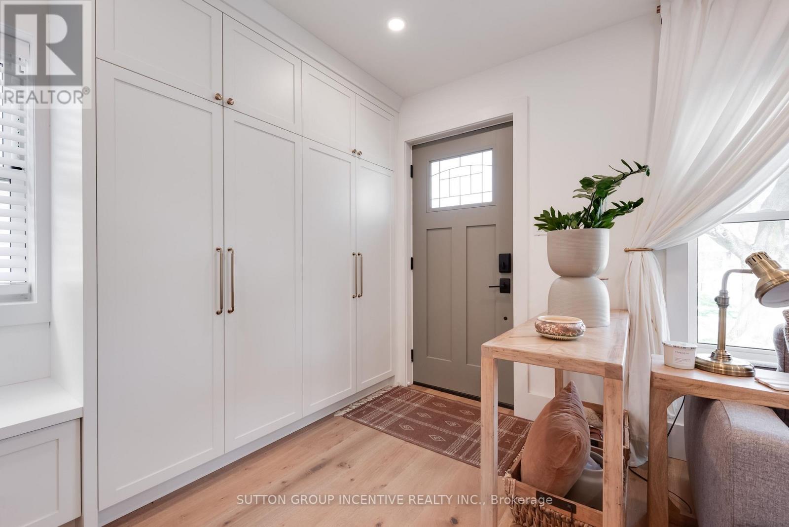 16 Robindale Avenue, Toronto, Ontario  M8W 4A9 - Photo 13 - W13828608