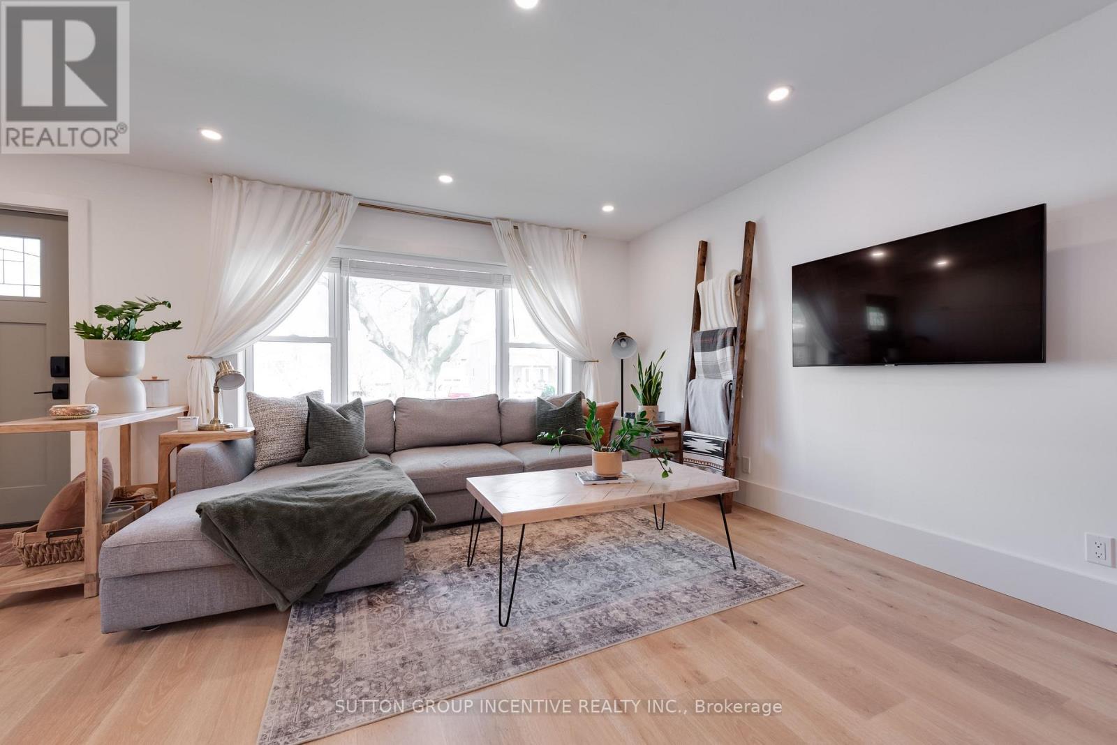 16 Robindale Avenue, Toronto, Ontario  M8W 4A9 - Photo 15 - W13828608