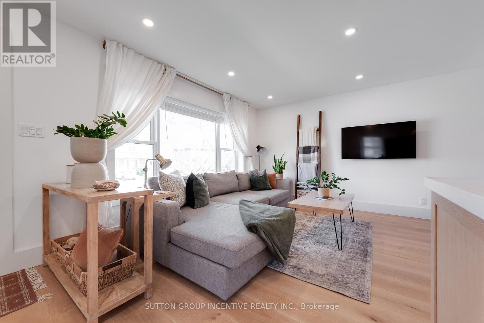 16 Robindale Avenue, Toronto, Ontario  M8W 4A9 - Photo 16 - W13828608