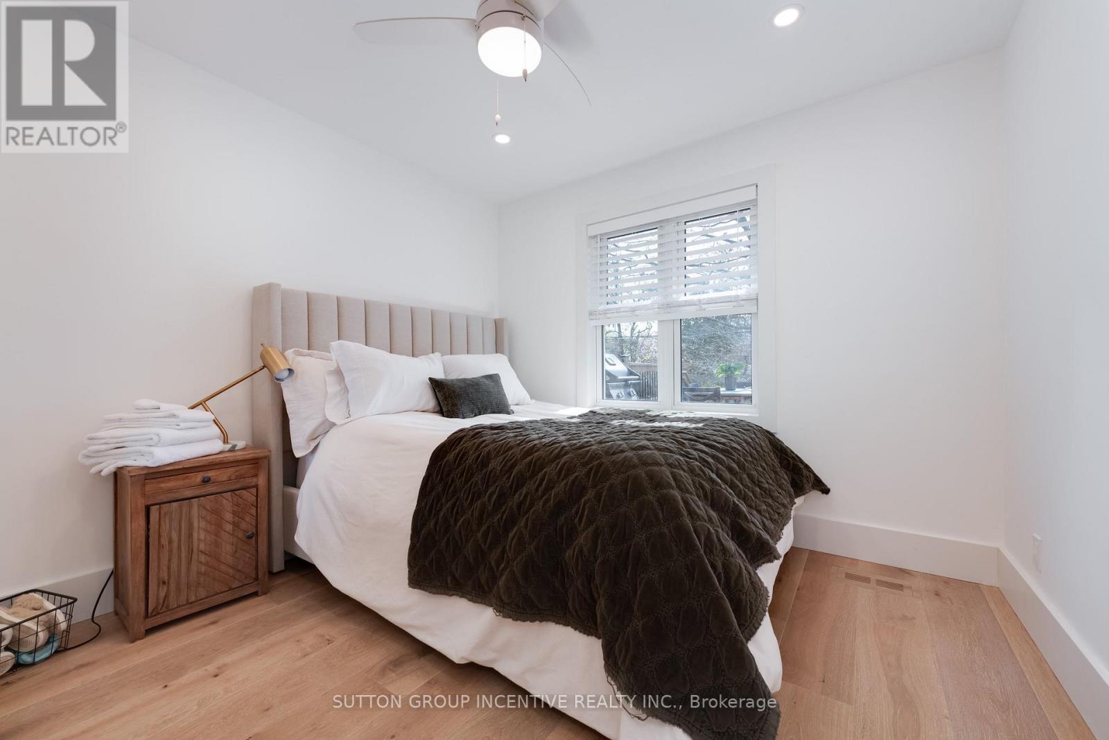 16 Robindale Avenue, Toronto, Ontario  M8W 4A9 - Photo 22 - W13828608
