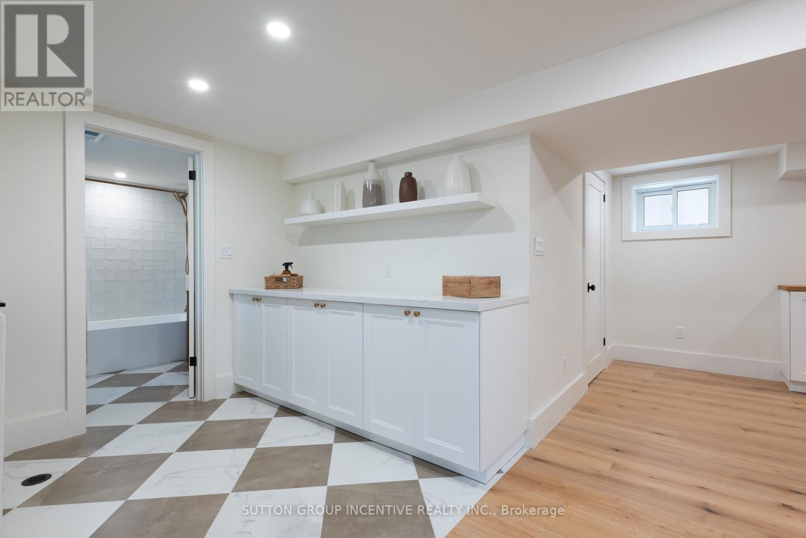 16 Robindale Avenue, Toronto, Ontario  M8W 4A9 - Photo 26 - W13828608