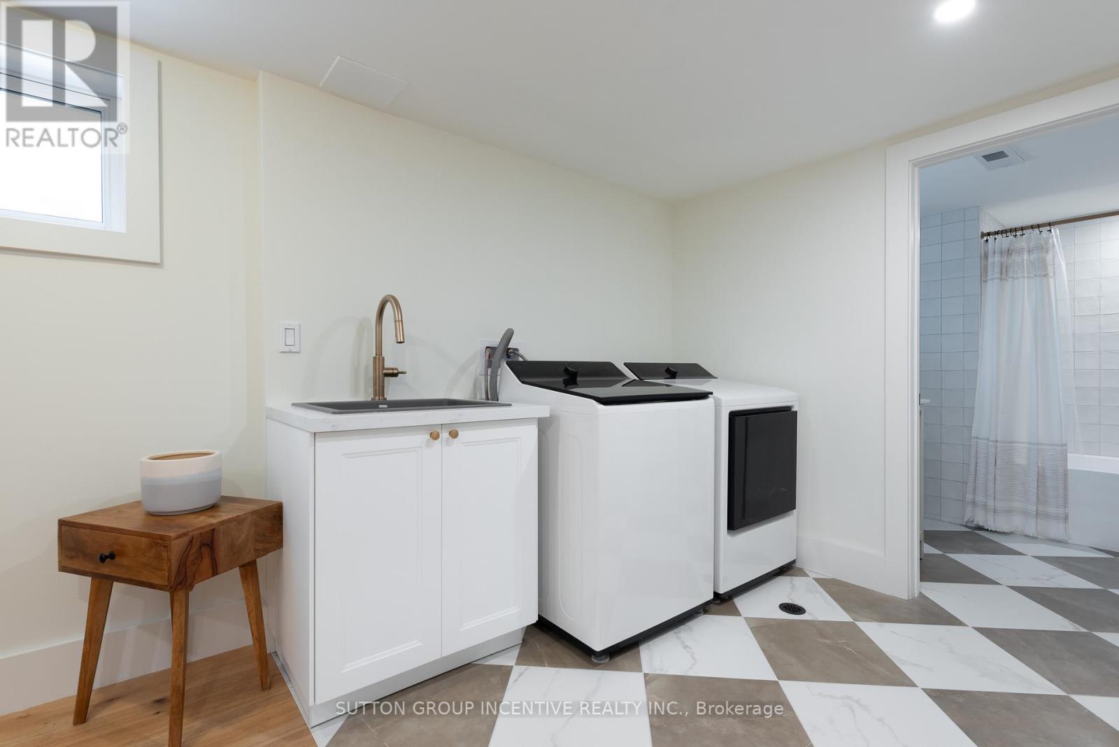 16 Robindale Avenue, Toronto, Ontario  M8W 4A9 - Photo 27 - W13828608